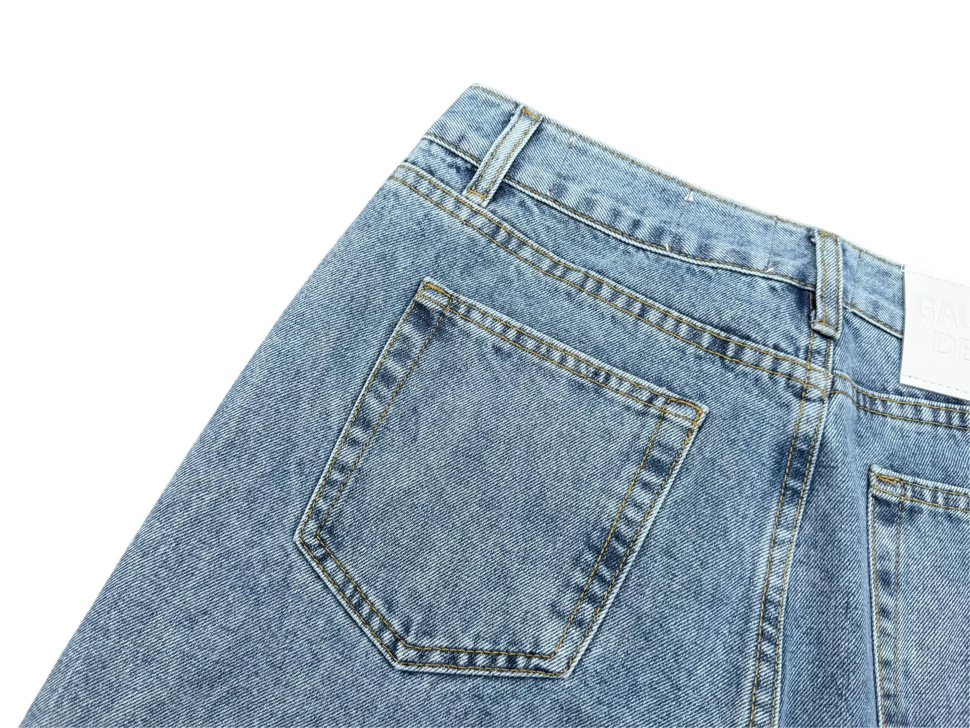 P260💰G88 GALLERY DEPT. Denim splicing flame🔥flare pants washed distressed splicing jeans GALLERY is attracted by these bell-bottom pants. Whether it is a reset of Carhartt or Levis, it has created a strong brand style. Since these pants are modified from rare vintage, the production capacity is limited. Therefore, after many icons wore them, these pants were once hard to find. Later, perhaps due to the improvement of GD's business in the past two years and the expansion of production lines, the brand itself lowered the price, so I can't wait any longer for these pants this year and will definitely buy them. During the process of the denim washing plant, the owner of the washing plant helped introduce a boss who had worked for Levi's foundry and started his own business. This also paved the way for the following styles. Therefore, Levi's remodeled single product for the base plate is really familiar. Whether it is the fabrics supplied or the lathes used in production, there is nothing to choose from. -Color: blue -Size: S-XXL (corresponding to 28-36)